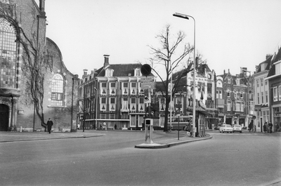 406639 Gezicht op het Janskerkhof te Utrecht.